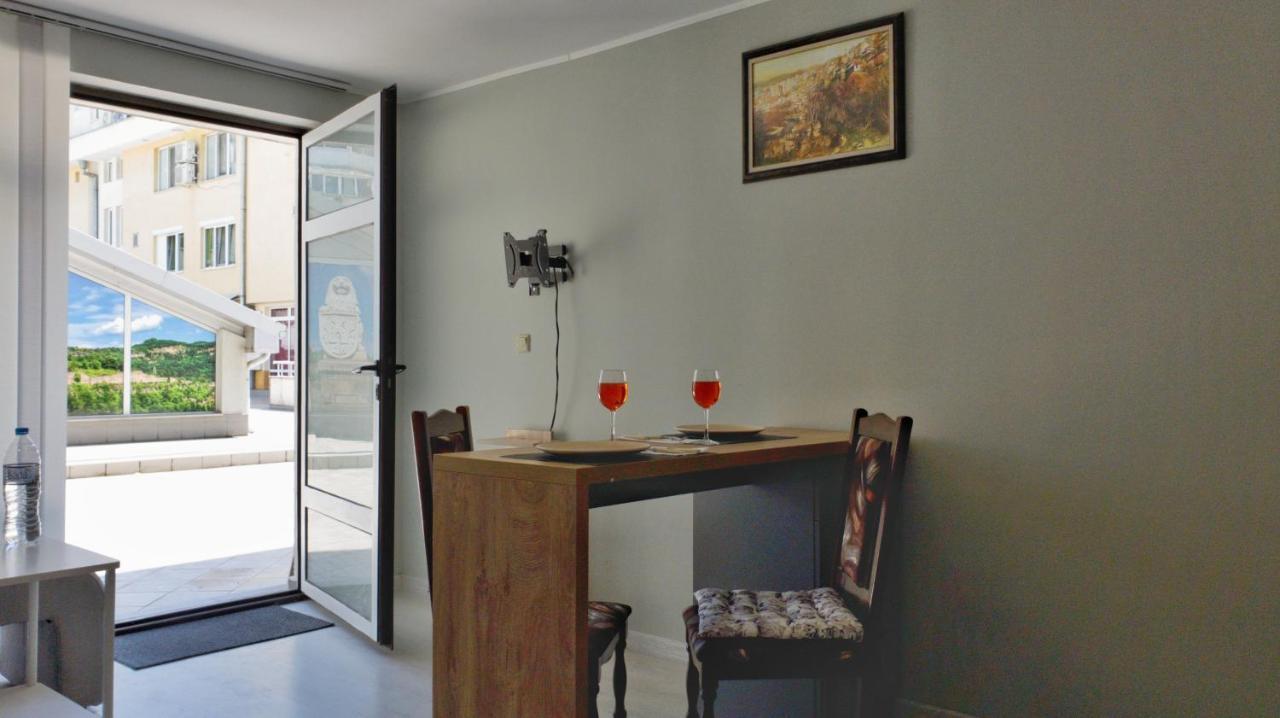 Cozy Studio Near The Park With Huge Verandah. เวลีคอเทอร์โนโว ภายนอก รูปภาพ